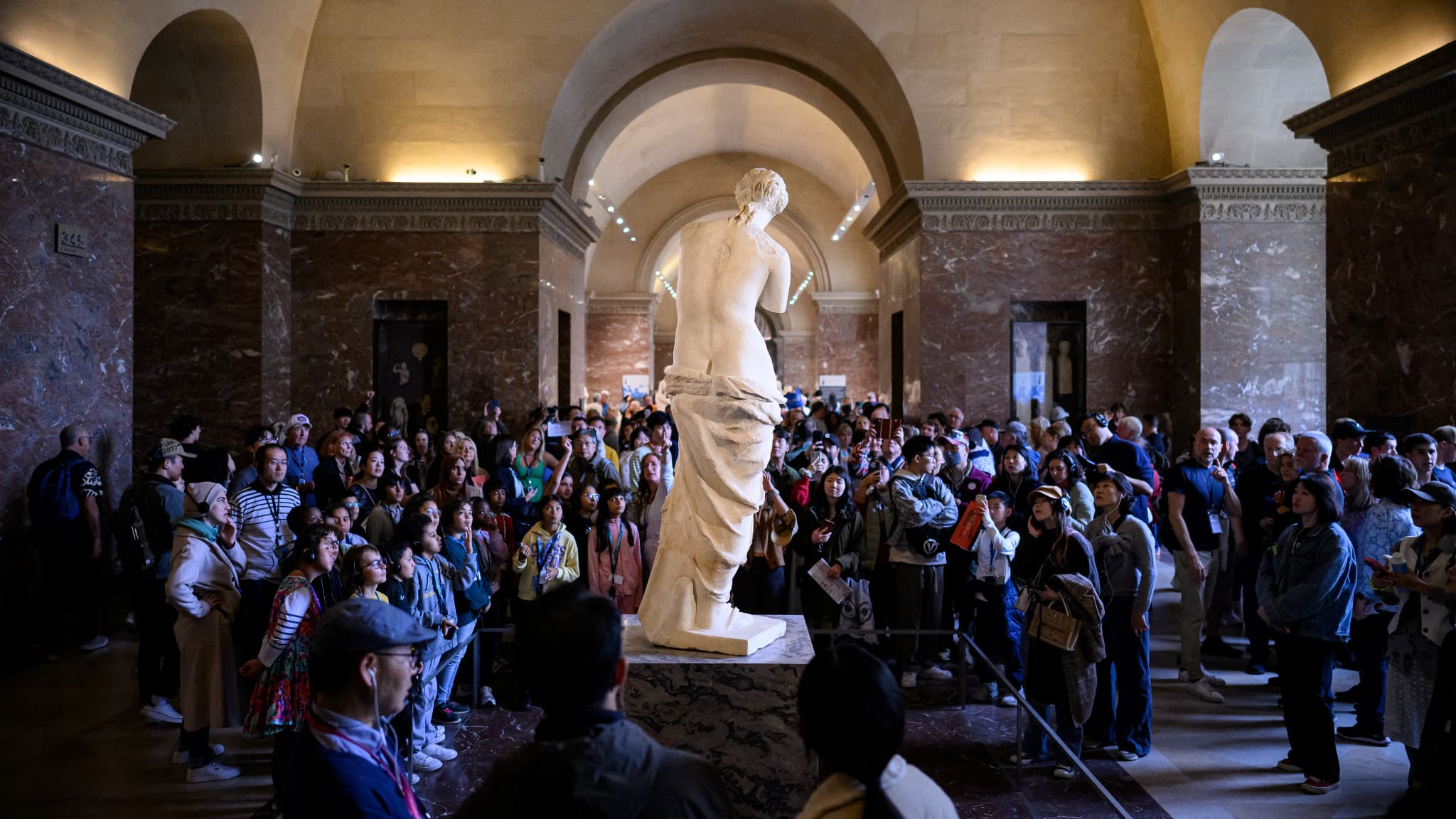 Des visiteurs devant la Venus de Milo au Louvre, le 30 septembre 2024. 