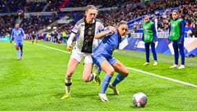 Delphine Cascarino face à Jule Brand lors de France-Allemagne, en février 2024.