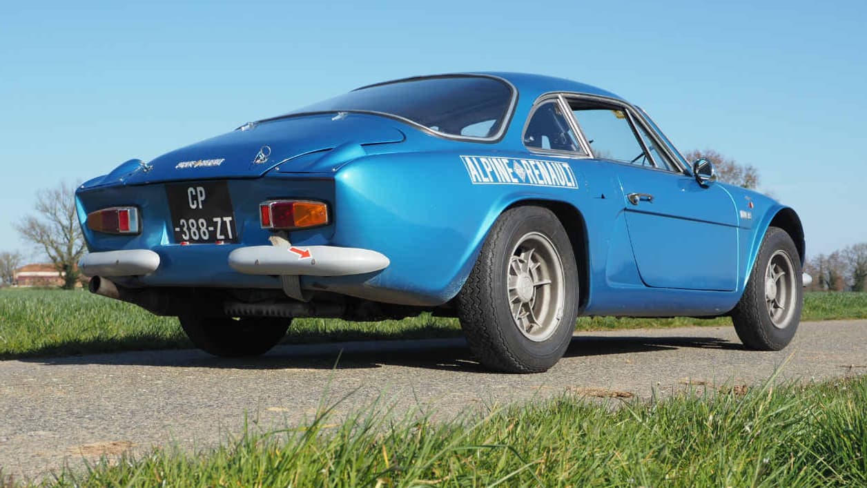 L'Alpine A110 de Cédric date de 1968, d'origine, soit délicieuse et capricieuse à souhait.