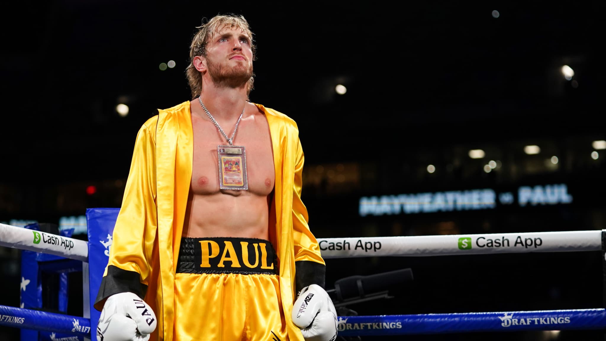 Logan Paul (carte pokémon autour du cou) lors de son combat face à Floyd Mayweather Logan Paul (carte pokémon autour du cou) lors de son combat face à Floyd Mayweather