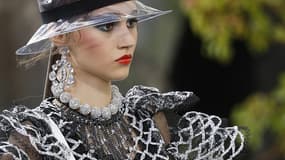 Un mannequin défilant pour Chanel, au Grand Palais, le 3 octobre 2017.