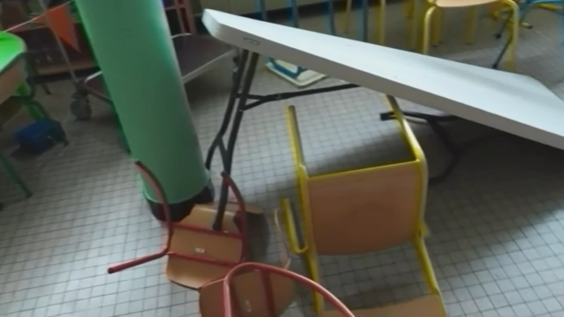 Des chaises et tables cassées après la mise à sac d'une école élémentaire du Doubs.