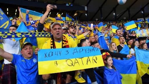 Des supporters ukrainiens dans les tribunes d'Hampden Park, le 1er juin 2022 