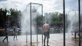 Des vaporisateurs d'eau à Paris le 8 août 2020 en pleine canicule