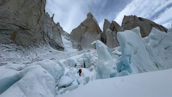 Maud Vanpoulle, Fanny Schmutz et Lise Billon en train d'effectuer l'ascension du Cerro Torre en Patagonie en février 2024. 