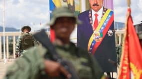 Des membres des Forces armées bolivariennes participent à un exercice militaire au Fort Tiuna à Caracas, le 20 septembre 2025.