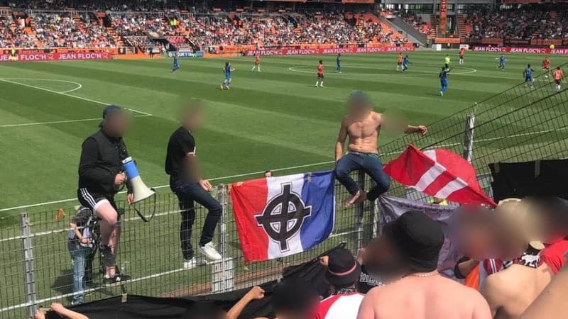 Le drapeau avec la croix celtique dans le parcage de Reims