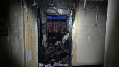 L'entrée d'un appartement carbonisé dans un immeuble résidentiel endommagé lors des frappes massives de drones et de missiles russes sur la capitale ukrainienne Kiev, le 10 octobre 2025,
