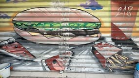 Le rideau métallique d'un magasin d'alimentation criblé de balles à la cité Picon, dans le 14e arrondissement de Marseille, le 30 août 2023.