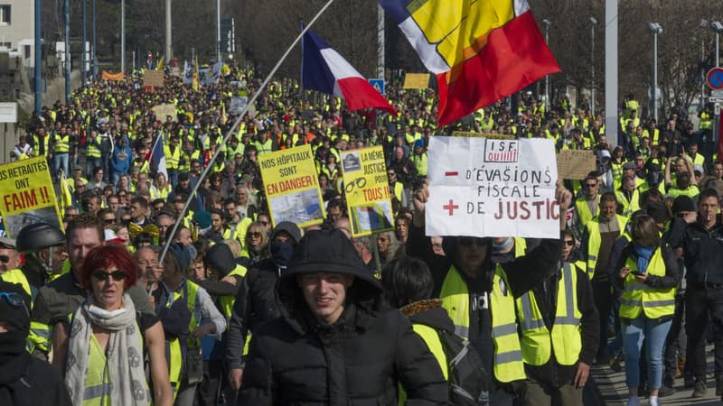 Des gilets jaunes manifestent à Clermont-Ferrand le 23 février 2019