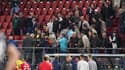 Scènes de chaos à Alkmaar, des joueurs de West Ham se battent avec des supporters pour défendre leurs proches