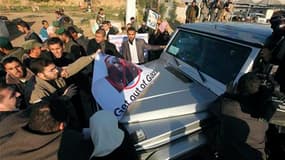 Plusieurs dizaines de Palestiniens ont bloqué le véhicule dans lequel se trouvait la ministre française des Affaires étrangères, Michèle Alliot-Marie, à son arrivée dans la bande de Gaza.