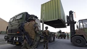 Militaires français devant des conteneurs sur le point d'être renvoyés en France, à Kaboul. Les dernières troupes combattantes françaises présentes en Afghanistan ont quitté samedi Kaboul conformément au calendrier de retrait accéléré annoncé par le prési