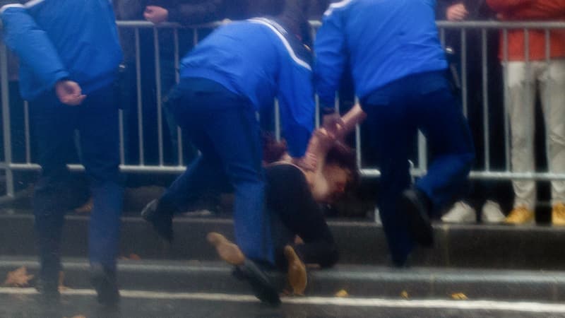 L'une des trois Femen lors de son interpellation sur les Champs Elysées, le 11 novembre. 