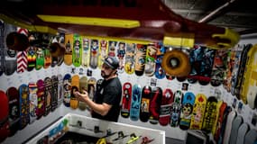 Le musée du skateboard, créé par Dimitri Jourdan dans le sous-sol de sa maison, en région lyonnaise.