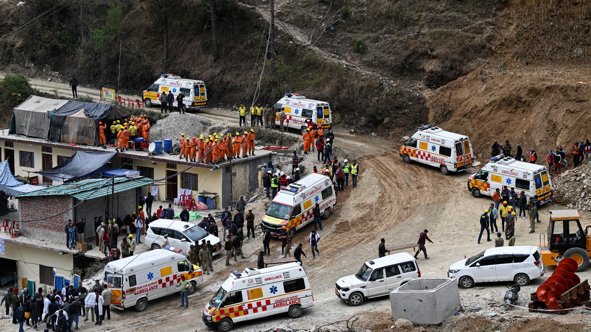 Des ambulances et des véhicules d'urgence sont en attente près du front du tunnel Silkyara,  le 28 novembre 2023.