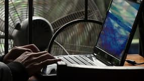 Image d'illustration: un jeune homme utilise un ordinateur. -