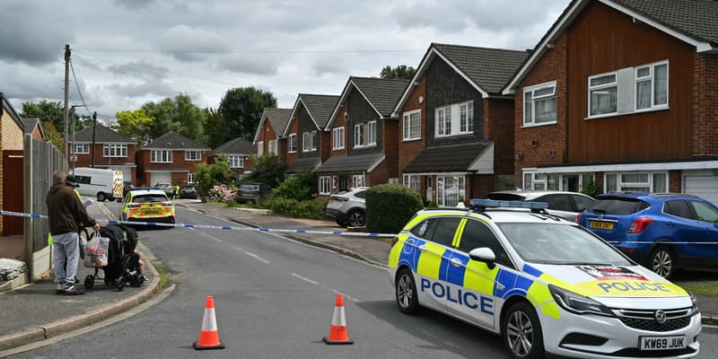 Une voiture de police ferme une rue dans le nord de Londres après un triple meurtre à l'arbalète, le 10 juillet 2024