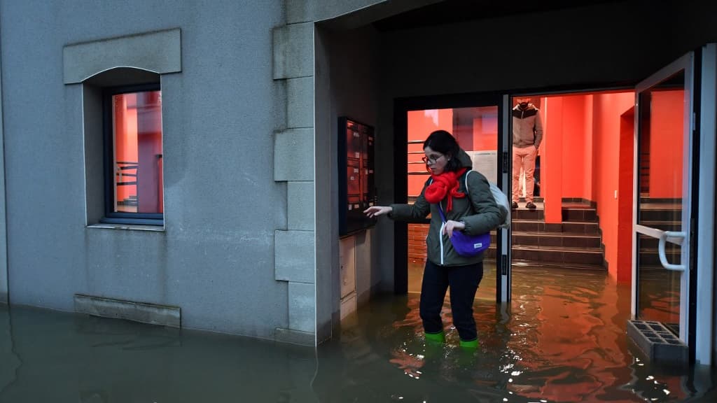 Une femme sort d'un immeuble inondé à Redon, en Ille-et-Vilaine, le 30 janvier 2025