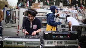 Les Dj's diffusaient sur les ondes courtes portée sur la place de la République.