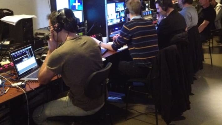 16h23 : en régie, on est déjà très concentré, dans les conditions du direct à H-3 avant le début de la cérémonie
