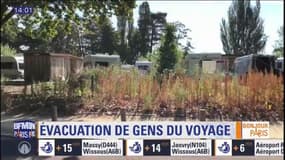 Evacuation d'un campement de gens du voyage, installé depuis plusieurs mois en bordure de l'hippodrome de Longchamp