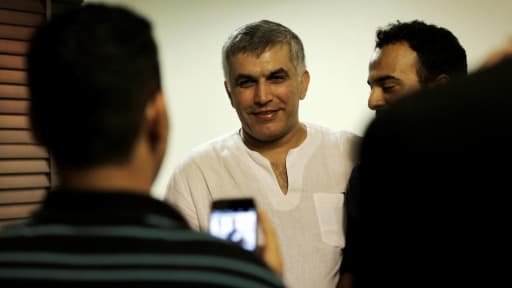 L'opposant et militant des droits humains Nabil Rajab (au centre) est accueilli par ses proches chez lui, à Bani Jamrah (Bahreïn), le 14 juillet 2015