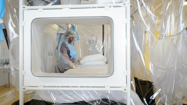 La patiente contaminée devrait être transféré au Royal Free Hospital à Londres, dans une de ces unités d'isolement.