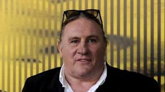 Gérard Depardieu au festival de Locarno, il y a dix jours. L'acteur a provoqué mardi un retard de plus d'une heure d'un avion entre Paris et Dublin en urinant dans le couloir avant le décollage. /Photo prise le 8 août 2011/REUTERS/Fiorenzo Maffi