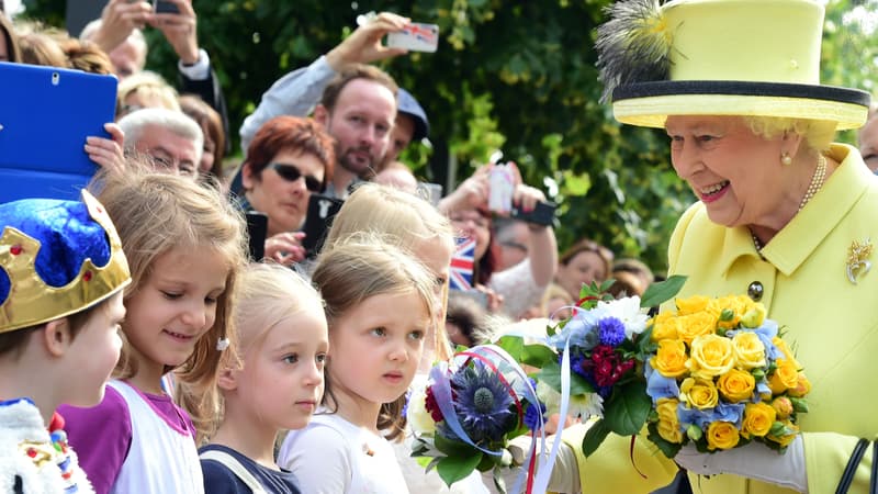 La Reine Elizabeth II en visite à Berlin à la porte de Brandebourg le 26 juin 2015.