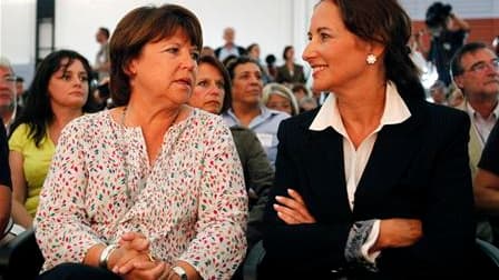 Martine Aubry et Ségolène Royal lors de la session inaugurale de l'université d'été du Parti socialiste, à La Rochelle. Au premier des trois jours de débats et d'ateliers, les dirigeants du PS ont pris soin de dissimuler leurs rivalités derrière une envol