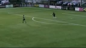 Le gardien de Carmarthen Town Lee Idzi a marqué depuis sa surface.