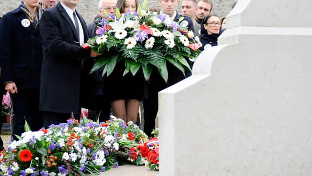 Florian Philippot s'est rendu dimanche au cimetière de Colombey-les-deux-Eglises pour déposer une gerbe sur la tombe blanche de Charles de Gaulle