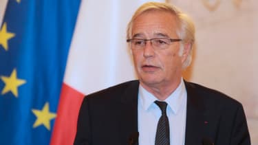 François Rebsamen veut qu'un dialogue social ait lieu avant de suspendre les seuils sociaux.