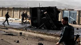 Treize Américains -cinq militaires de l'Isaf et huit civils- ont trouvé la mort samedi à Kaboul dans un attentat suicide à la voiture piégée dont le bilan est sans précédent pour les forces étrangères déployées depuis 2001. Quatre Afghans -trois civils et