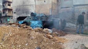 Carcasse d'un blindé après des combats entre partisans de Bachar al Assad et combattant de l'Armée syrienne libre à Homs. Les forces syriennes ont de nouveau pilonné mardi plusieurs quartiers de la ville, l'un des principaux foyers de la contestation en S