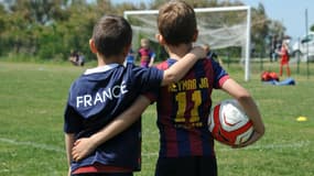 Des enfants jouant au football en mai 2016 à Saint-Martin-de-Ré (photo d'illustration)