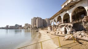 Le 14 octobre 2020, des hôtels, des restaurants et des immeubles résidentiels abandonnés demeurent dans la ville de Varosha, située en bord de mer et clôturée, dans la partie nord, tenue par les Turcs, de l'île méditerranéenne divisée de Chypre.