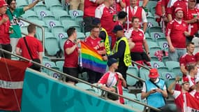 Les stadiers de Bakou ont confisqué un drapeau arc-en-ciel dans les tribunes de l'Euro