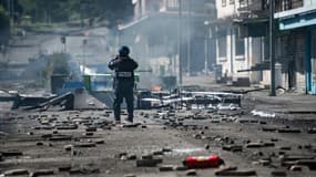 Un policier dans une rue de Nouméa, en Nouvelle-Calédonie, le 24 juin 2024