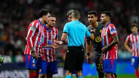 L'arbitre italien Marco Guida face aux joueurs de l'Atlético le 23 octobre 2024