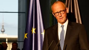 Le chancelier allemand nouvellement élu Friedrich Merz s'exprime tandis que son prédécesseur l'écoute lors d'une cérémonie de passation de pouvoirs à la Chancellerie à Berlin (Allemagne), le 6 mai 2025. (Photo d'illustration)
