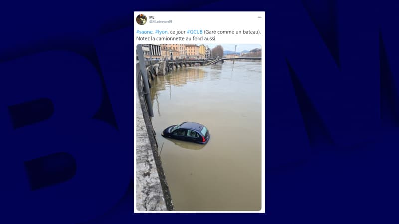 Une voiture est garée depuis plusieurs jours le long de la Saône en crue.
