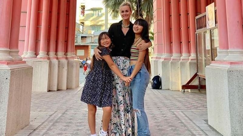 Laeticia Hallyday entourée de ses filles Jade et Joy