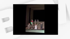 Au moment des applaudissements, à la fin de la représentation de l'opéra Le Trouvère de Giuseppe Verdi, au Royal Opera House de Londres, un artiste a brandi un drapeau palestinien, le 20 juillet 2025