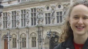 Colombe Brossel en 2001 devant l'hôtel de ville de Paris. 