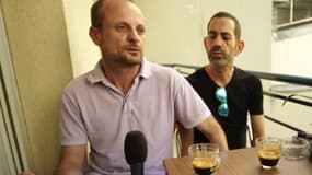 David et Ollivier ont été victimes d'une agression homophobe en plein Paris mardi dernier, alors qu'ils allaient acheter des cigarettes. Le couple se rend par deux fois au commissariat, sans pouvoir porter plainte. Ils y parviennent finalement au bout de la troisième tentative. En France, seules 20% des victimes d'agressions homophobes portent plainte, alors que 1800 agressions anti-LGBT ont été décomptées l'an dernier.