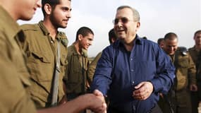 Le ministre israélien de la défense Ehud Barak a annoncé lundi à la surprise générale son retrait de la vie politique après les élections législatives du 22 janvier. /Photo prise le 18 novembre 2012/REUTERS/Daniel Bar-On