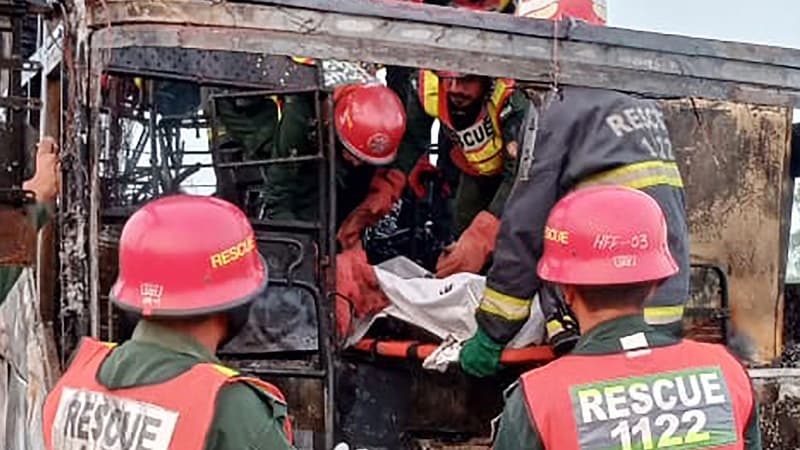 Pakistan: 18 personnes mortes brûlées vives dans un accident de bus