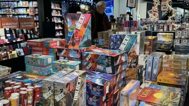 Les rayons d'un magasin spécialisée dans les produits culturels plein de jeux de société à l'approche des fêtes de Noël.